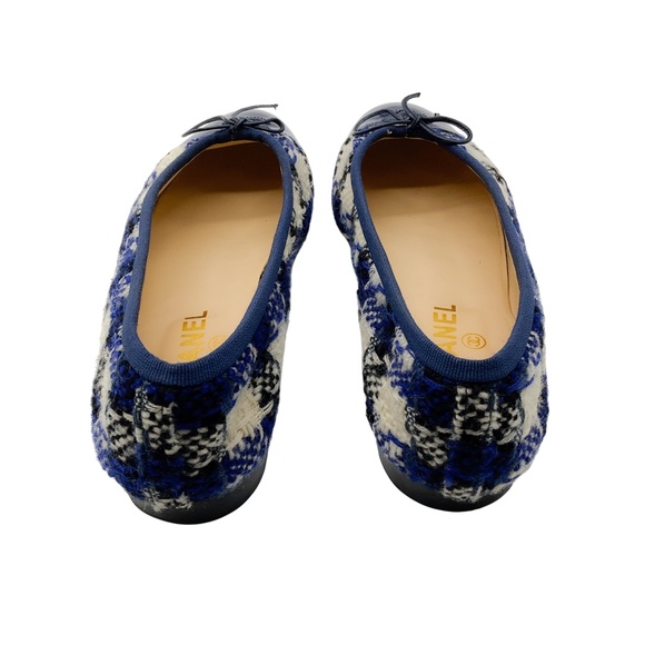 CHANEL BLUE / IVORY CC LOGO PATENT LEATHER CAP TOE CHECKERED TWEED BALLET FLATS - Picture 6 of 11